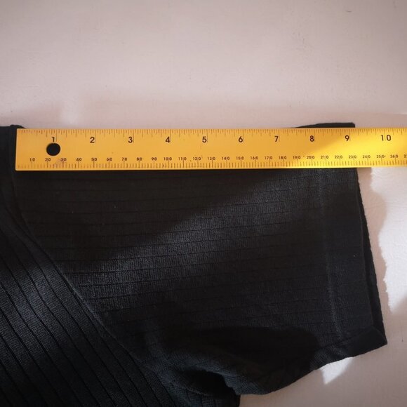 Claiborne Men's Size Medium Black Short Sleeve Loose Fit Golf / Polo Shirt - Picture 5 of 7